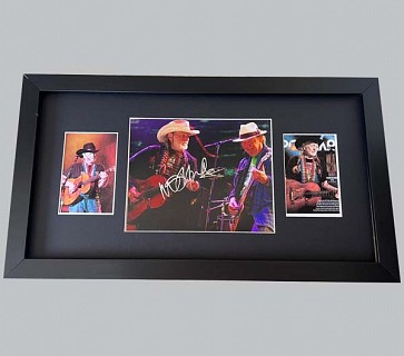 Willie Nelson Signed Colour Concert Photo + 2 Photos